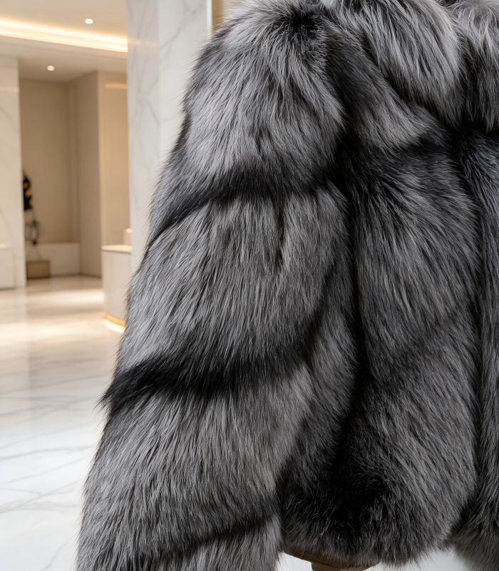 #2615 Short Gradient Silver Fox Fur Coat, Real Full Skin Silver Fox Jacket for Women Light Luxury Winter Outerwear.d