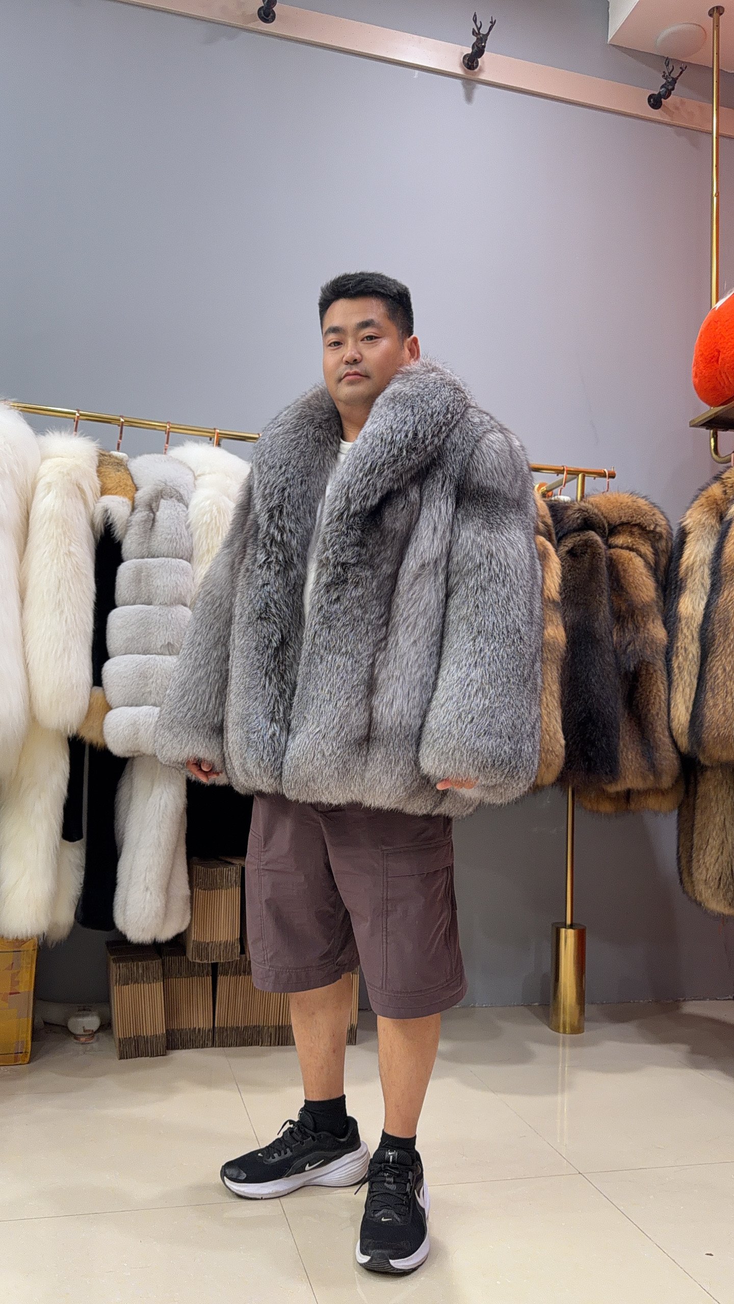 #2672 Men Short Silver Fox Fur Coat, Oversized Luxury Real Fox Fur Jacket With Lapel Collar Winter Outerwear.A